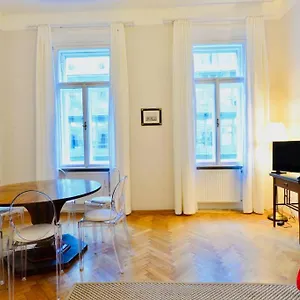 דירה Beautiful Viennese Flat In The Centre, וינה