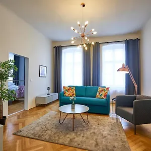 Apartamento Fancy For 5 With Self-check-in At Spittelberg, Viena
